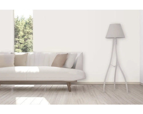 Obývací pokoj s pohovkou, polštáři a stojací lampou