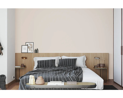 Ložnice s postelí, nočními stolky a dekorativními prvky.