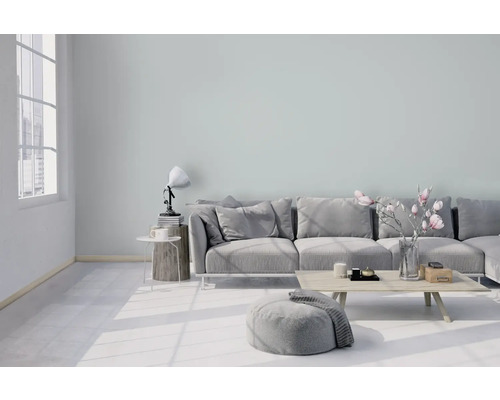 Světlý obývací pokoj s pohovkou, stoličkou, stolem a dekorací