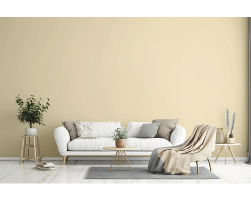 Obývací pokoj s pohovkou, křeslem a dekorací