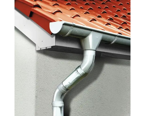 Kovový okap na střeše domu