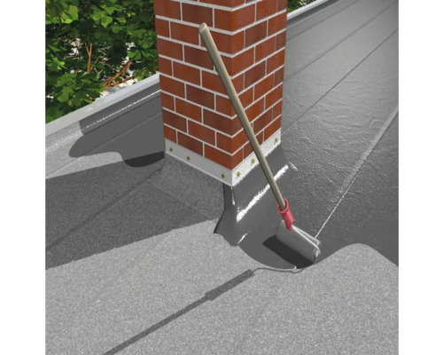 Izolace střechy válečkem kolem komína.