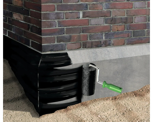 Izolace vnější stěny s nopovou fólií a malířským válečkem na cihlové zdi