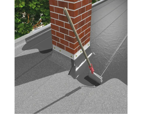 Střešní hydroizolace nanášená hydroizolačním válečkem vedle komína