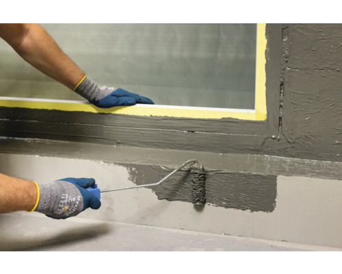 Nanášení těsnicího prostředku válečkem na barvu na povrch.