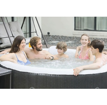 Lidé relaxují ve venkovní nafukovací vířivce.