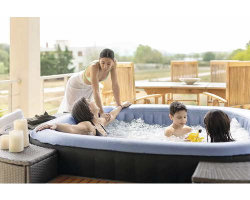 Rodina relaxuje v nafukovací vířivce na terase