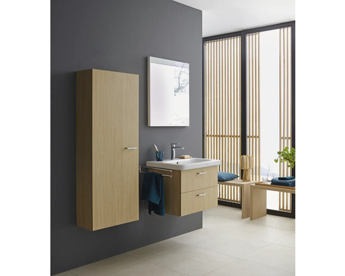 Koupelna s umyvadlem, zrcadlovou skříňkou a vysokou skříňkou ve vzhledu dřeva