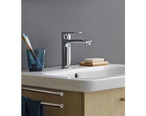 Umyvadlo v koupelně s baterií, mýdlem a zubními kartáčky