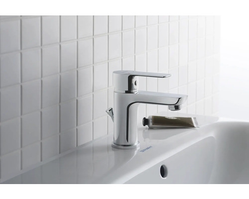 Lesklá kovová umyvadlová baterie na umyvadle