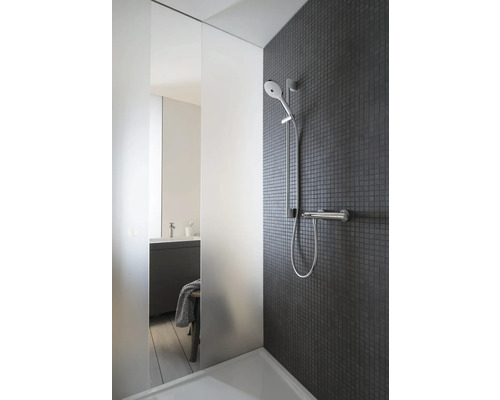 Koupelna se sprchou, mozaikovou stěnou a umyvadlem