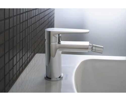 Bidetová baterie z kovu v koupelně