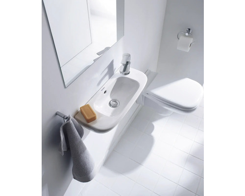 Světlá koupelna s umyvadlem, zrcadlem a toaletou