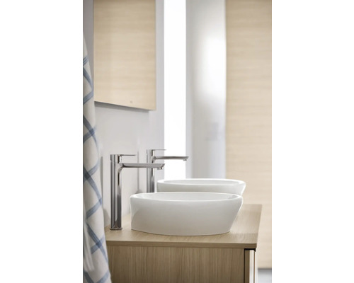 Koupelna se dvěma keramickými umyvadly na desku a bateriemi na dřevěné skříňce