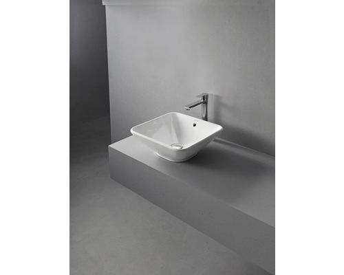 Keramické umyvadlo s vodovodní baterií na polici