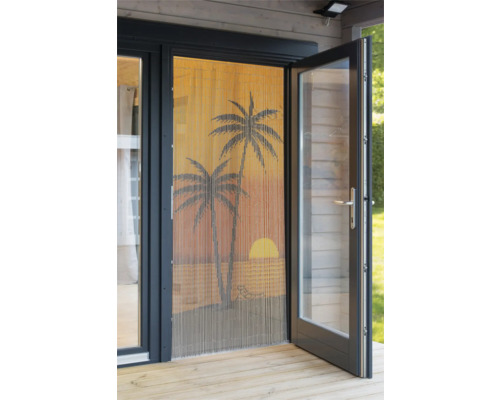 Dveřní závěs s motivem palmy před otevřenými dveřmi