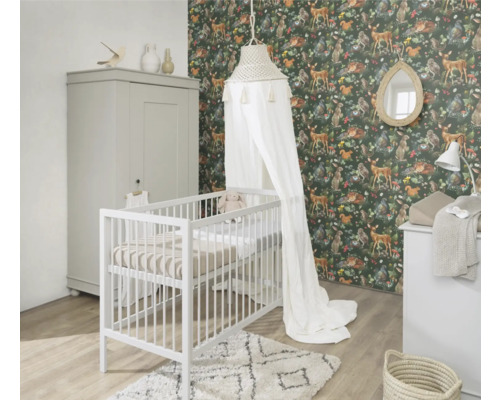 Dětský pokoj s postýlkou, skříní, přebalovacím pultem a tapetou s lesními zvířaty