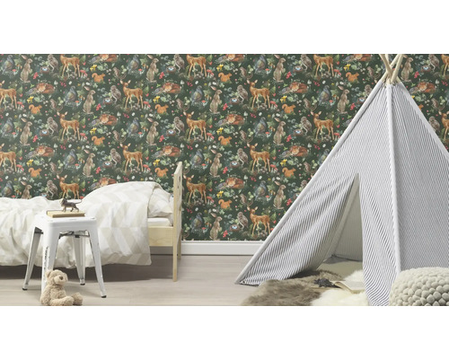 Dětský pokoj s tapetou s lesními zvířaty, hracím stanem a dětskou postelí