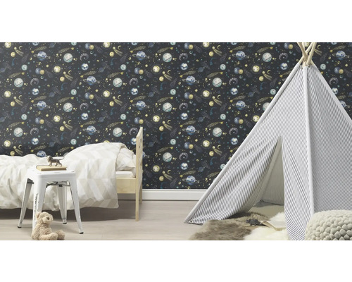 Dětský pokoj s postelí, hracím stanem a tapetou s motivem vesmíru