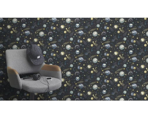 Pokoj s tapetou s motivem vesmíru, židlí, sluchátky a čepicí