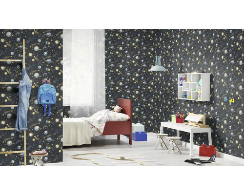 Dětský pokoj s tapetou s motivem vesmíru, postelí, psacím stolem a žebříkovou policí pro světlé a uspořádané prostředí.