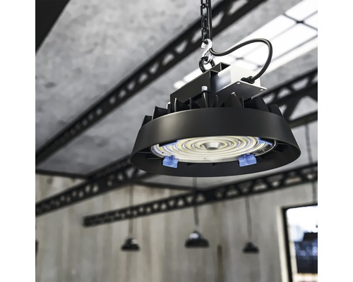 Závěsná lampa s LED technologií připevněná k řetězu