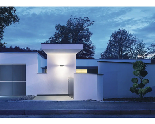 Exteriér domu s venkovním osvětlením na fasádě