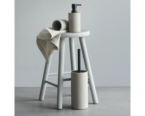 Koupelnová sada s dávkovačem mýdla, kelímkem, toaletní štětkou a ručníkem na stoličce