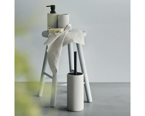 Sada koupelnových doplňků s dávkovačem mýdla, kelímkem, mýdlem, ručníkem a toaletní štětkou na stoličce