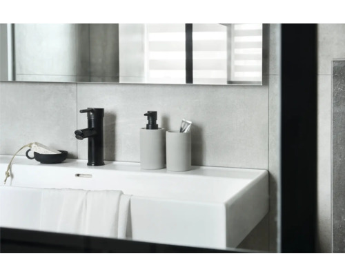 Koupelnové umyvadlo s baterií, dávkovačem mýdla a kelímkem na zubní kartáčky