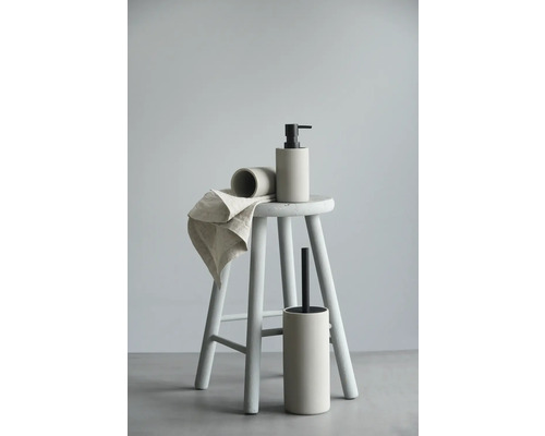 Sada koupelnových doplňků s dávkovačem mýdla, WC štětkou a ručníkem na stoličce