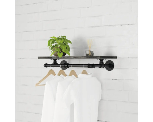 Nástěnná šatní skříň s policí, šatní tyčí a třemi košilemi na ramínkách