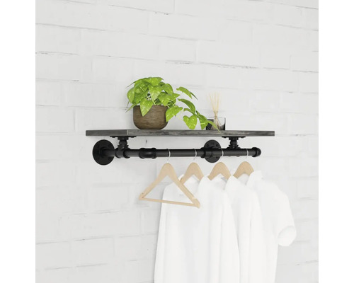 Nástěnná šatní skříň s policí, šatní tyčí a zavěšeným oblečením.