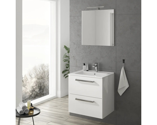 Moderní koupelna s umyvadlovou skříňkou, zrcadlem a umyvadlem