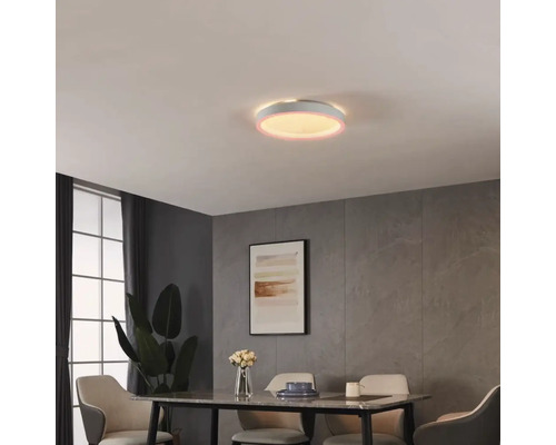 Scéna jídelny se stolem, židlemi a kulatým stropním svítidlem