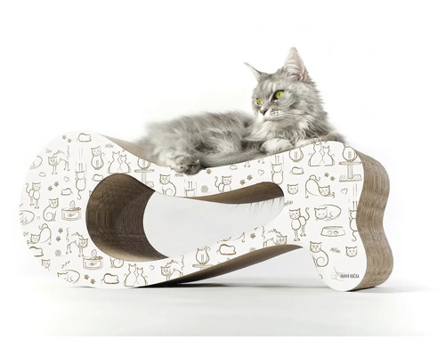 Kočka leží na škrabadle s kočičími motivy