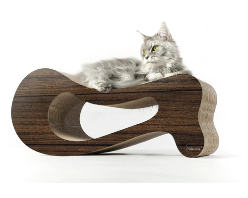 Kočka leží na škrabadle pro kočky ve tvaru kytary