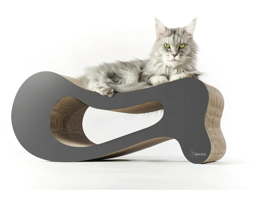 Kočka leží na škrabadle z lepenky