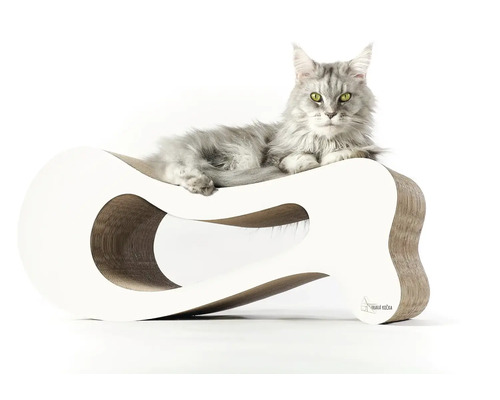 Kočka odpočívá na škrabadle z lepenky