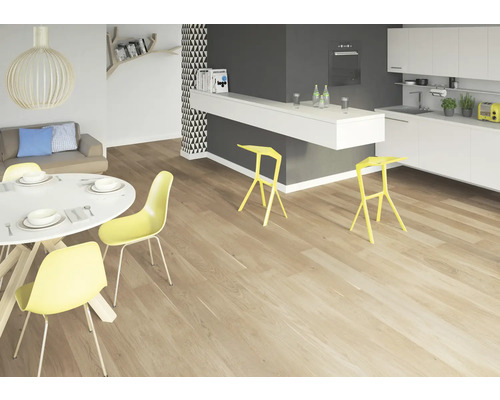 Světlý obývací pokoj s dřevěnou podlahou, jídelním stolem, židlemi a kuchyňským koutem