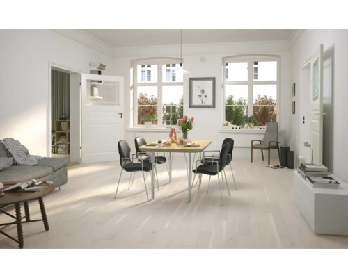 Světlý obývací pokoj s dřevěnou podlahou, jídelním stolem a židlemi