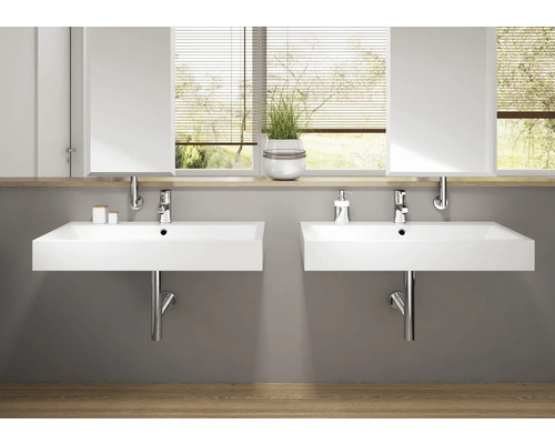 Koupelna se dvěma umyvadly, zrcadly a oknem se žaluziemi