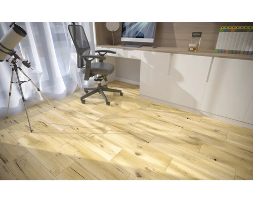 Dřevěná podlaha v pracovně s psacím stolem, kancelářskou židlí a teleskopem