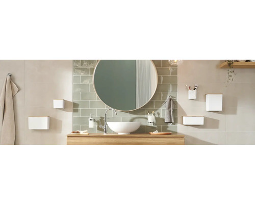 Koupelna s umyvadlem, zrcadlem, baterií, úložnými boxy a doplňky