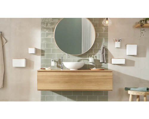 Koupelna s umyvadlovou skříňkou, kulatým zrcadlem, umyvadlem na desku a koupelnovými doplňky