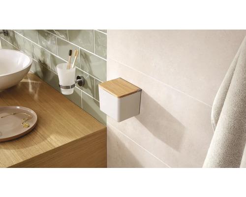 Koupelnová scéna s umyvadlem, kelímkem na zubní kartáčky a krabicí na papírové kapesníky