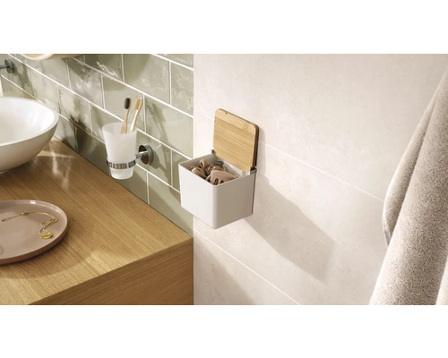 Interiér koupelny s umyvadlem, kelímkem na zubní kartáčky a nástěnným úložným boxem s bambusovým víkem