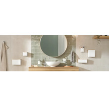 Koupelna se zrcadlem, umyvadlem, baterií a koupelnovými doplňky