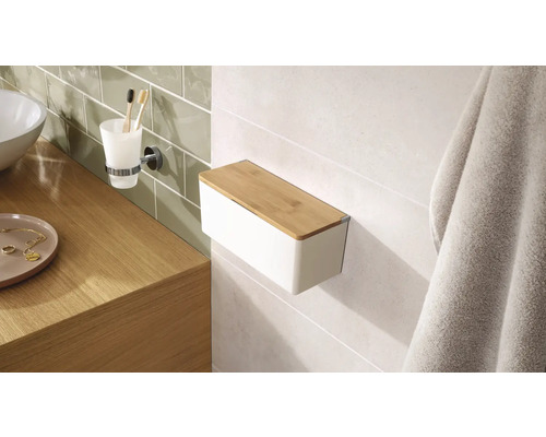 Pohled do koupelny s kelímkem na zubní kartáčky a krabicí na kosmetické ubrousky s bambusovým víkem