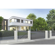 Moderní dům s plotem a posuvnou bránou